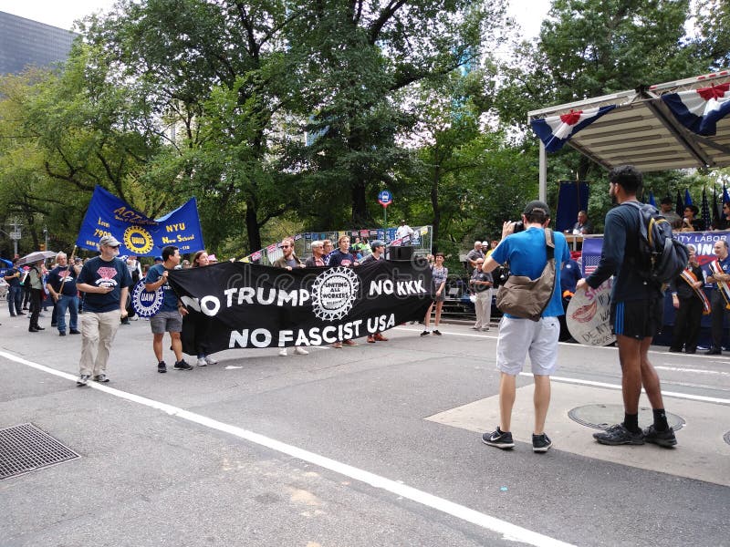 Desfile no Dia do Trabalho, Banner Político, Sem Trump, Sem KKK, Sem Fascismo EUA, NYC, NY, EUA