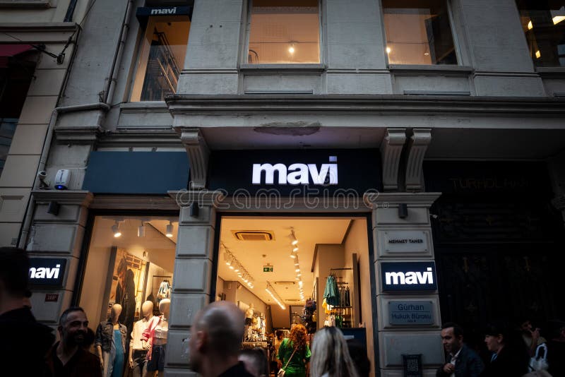 Desfoque Seletivo Em Um Logotipo De Jeans Mavi Em Sua Butique