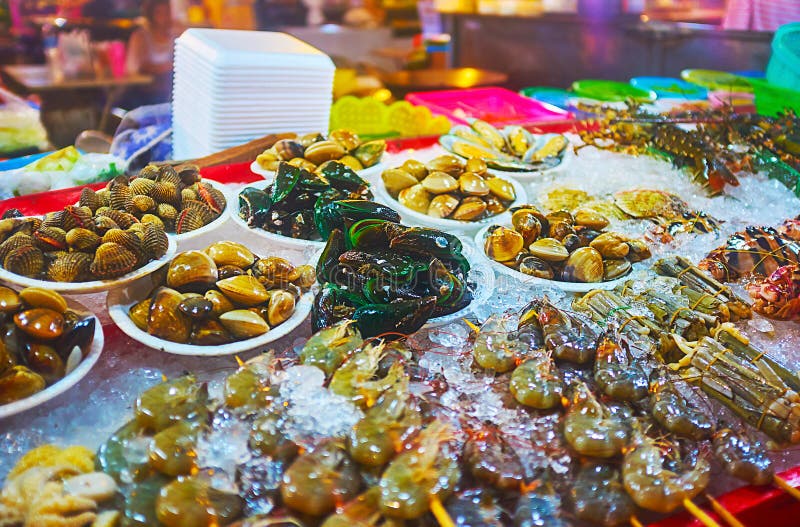 Desfrute de frutos do mar tailandeses, mercado Bangla, praia de Patong, Phuket, Tailândia imagem de stock Desfrute de frutos do mar tailandeses, mercado Bangla, praia de Patong, Phuket, Tailândia imagem de stock