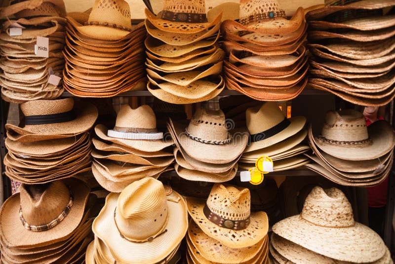 Desgaste ocidental Straw Hats Vendor Festival Cart foto de stock Desgaste ocidental Straw Hats Vendor Festival Cart foto de stock
