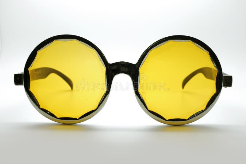 Desgaste retro/del vintage amarillo de los vidrios/ojo, marco negro fotografía de archivo libre de regalías Desgaste retro/del vintage amarillo de los vidrios/ojo, marco negro fotografía de archivo libre de regalías