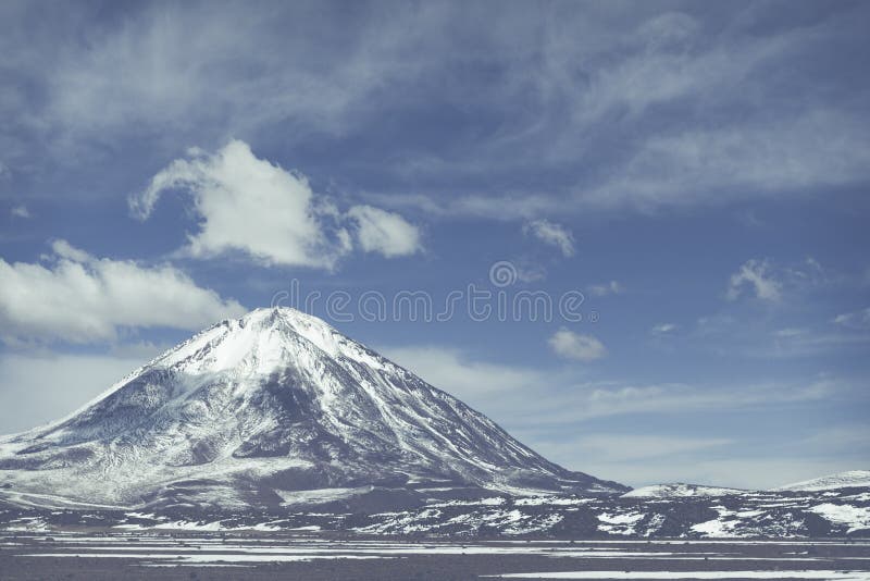 Desierto de Atacama, Bolivia con las montañas y el azul coloreados majestuosos foto de archivo Desierto de Atacama, Bolivia con las montañas y el azul coloreados majestuosos foto de archivo