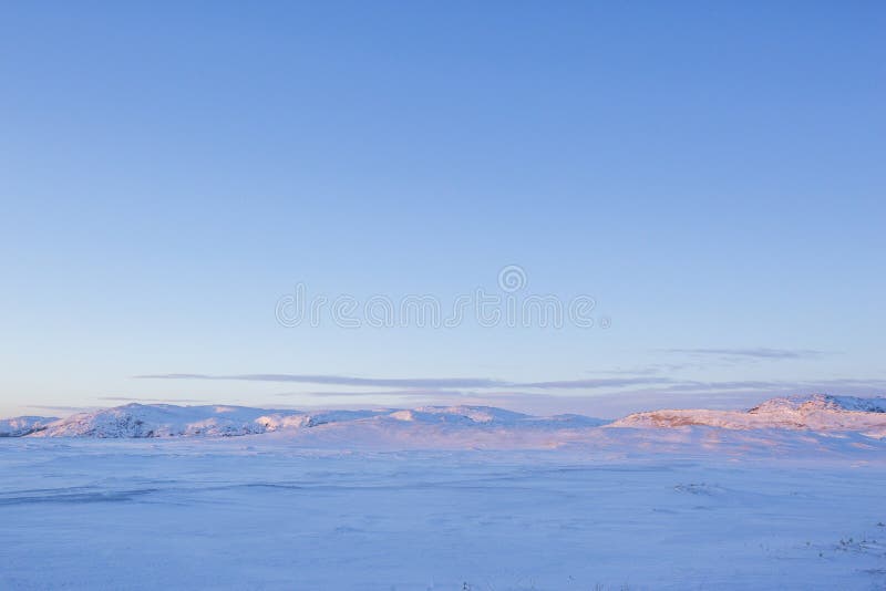 Desierto de la nieve Paisaje del invierno de Kola Peninsula imagen de archivo Desierto de la nieve Paisaje del invierno de Kola Peninsula imagen de archivo