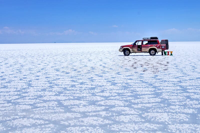 Desierto de la sal de Salar de Uyuni Bolivia - coche y sillas solos imágenes de archivo libres de regalías Desierto de la sal de Salar de Uyuni Bolivia - coche y sillas solos imágenes de archivo libres de regalías