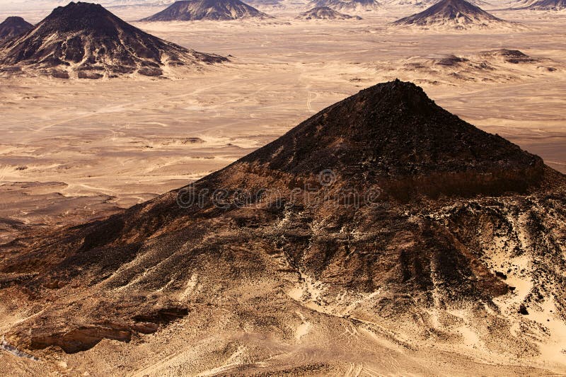 Desierto negro en gran Sáhara, Egipto occidental imagen de archivo Desierto negro en gran Sáhara, Egipto occidental imagen de archivo