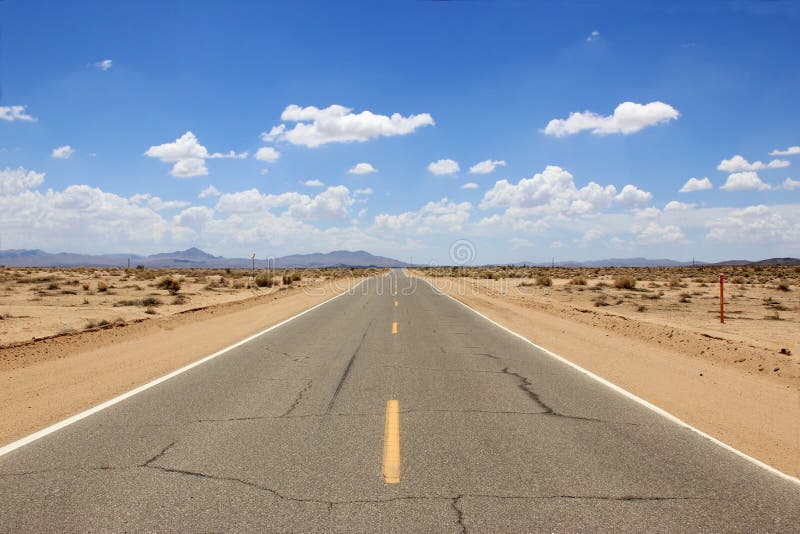 Desierto Road foto de archivo libre de regalías Desierto Road foto de archivo libre de regalías
