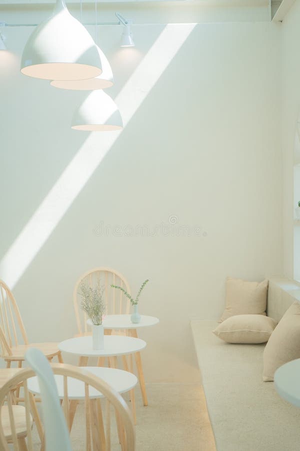 Design de cafeteria interior com pequena cadeira e mesa fotos de stock royalty free