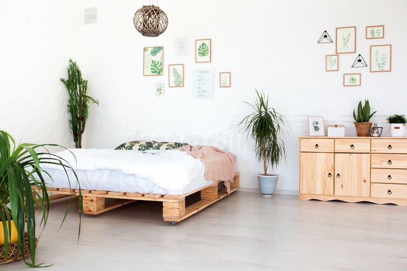 Design de interiores acolhedor do apartamento de estúdio moderno no estilo escandinavo Uma sala enorme espaçoso em cores claras c imagens de stock Design de interiores acolhedor do apartamento de estúdio moderno no estilo escandinavo Uma sala enorme espaçoso em cores claras c imagens de stock