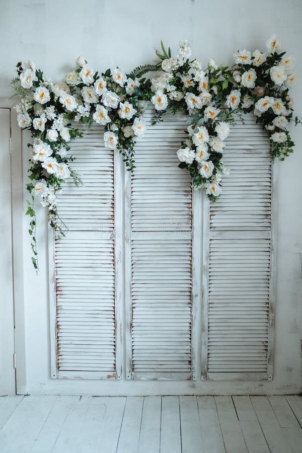 Design of a wall with artificial flowers