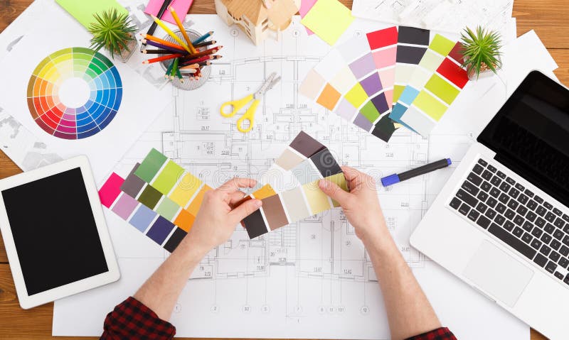 Designer de interior care lucrează cu priveliște superioară paletă stock photos