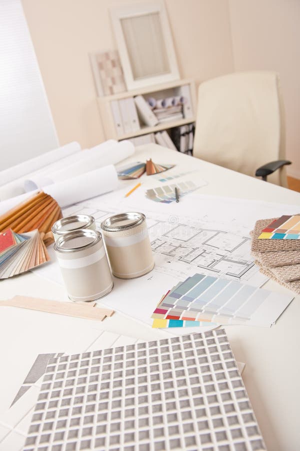 Designer de interior cu specimene color stock images