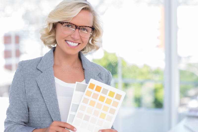 Designer de interior destul de rezistent la prelevarea de eșantioane de culori stock images
