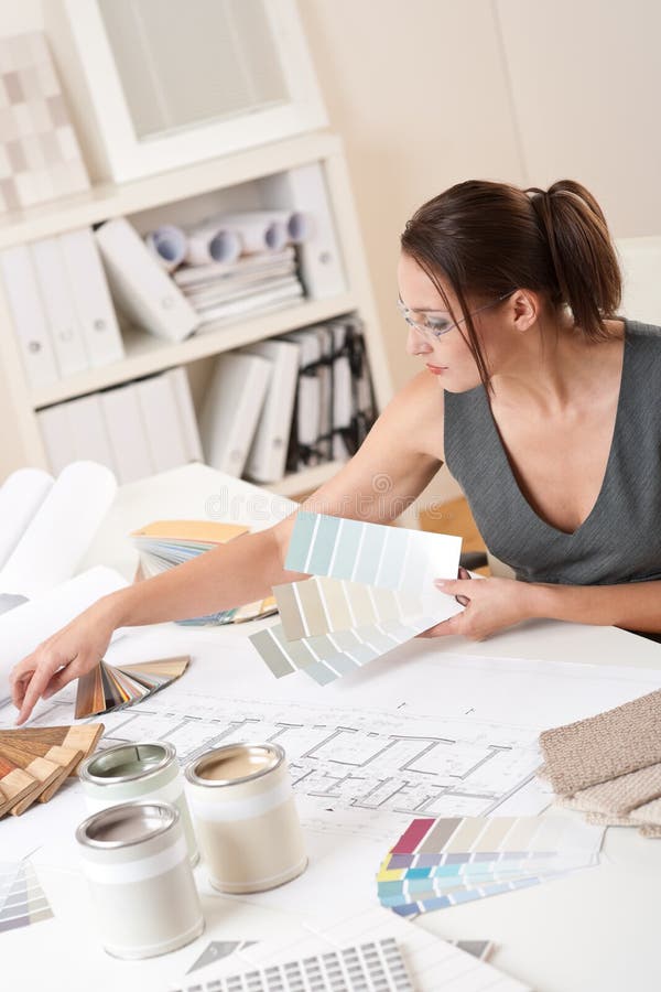 Designer de interior feminin care lucrează cu specimene color stock photos
