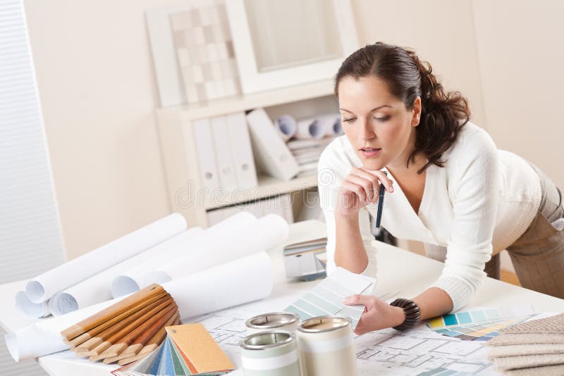 Designer de interior feminin care lucrează la birou royalty free stock photo