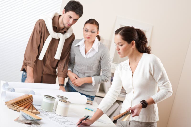 Designer de interior feminin cu doi clienți royalty free stock photos