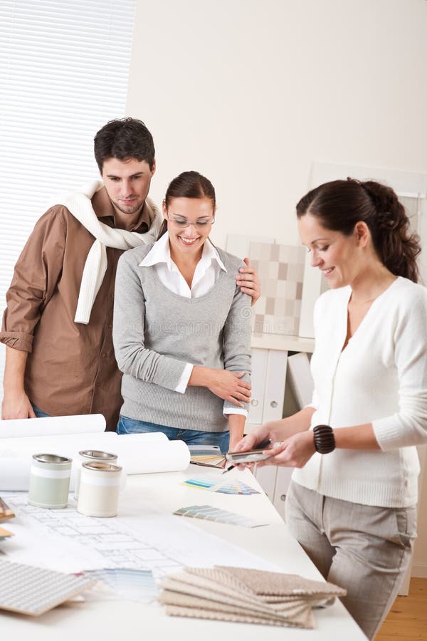 Designer de interior feminin cu doi clienți stock photo