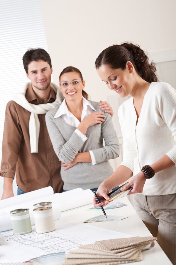 Designer de interior feminin cu doi clienți royalty free stock photos