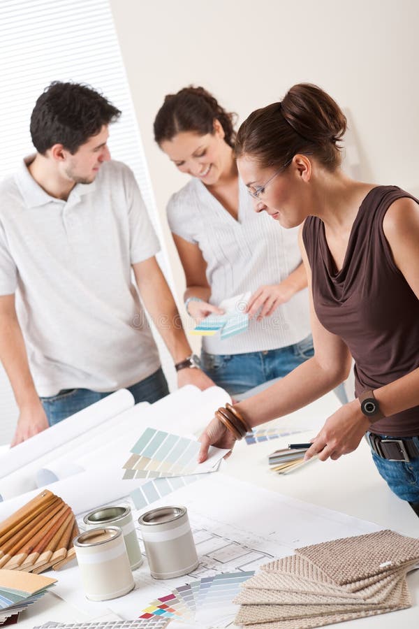 Designer de interior feminin cu doi clienți stock photos