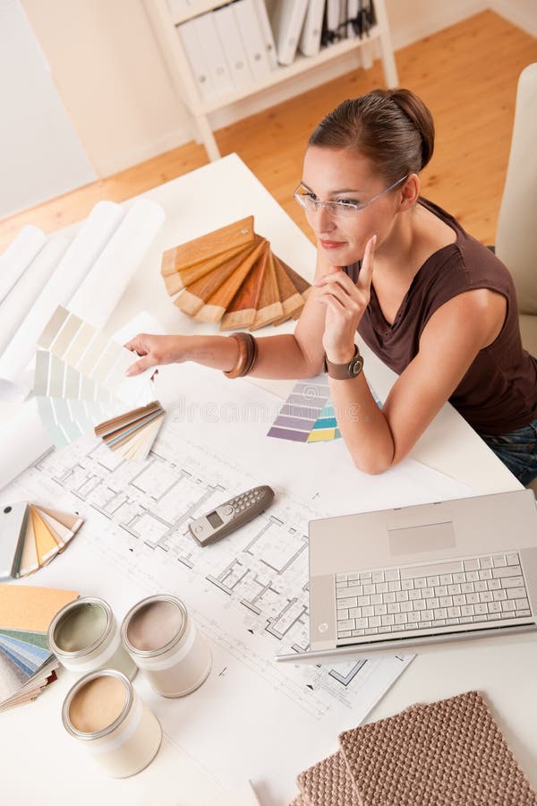 Designer de interior feminin cu specimene color stock images