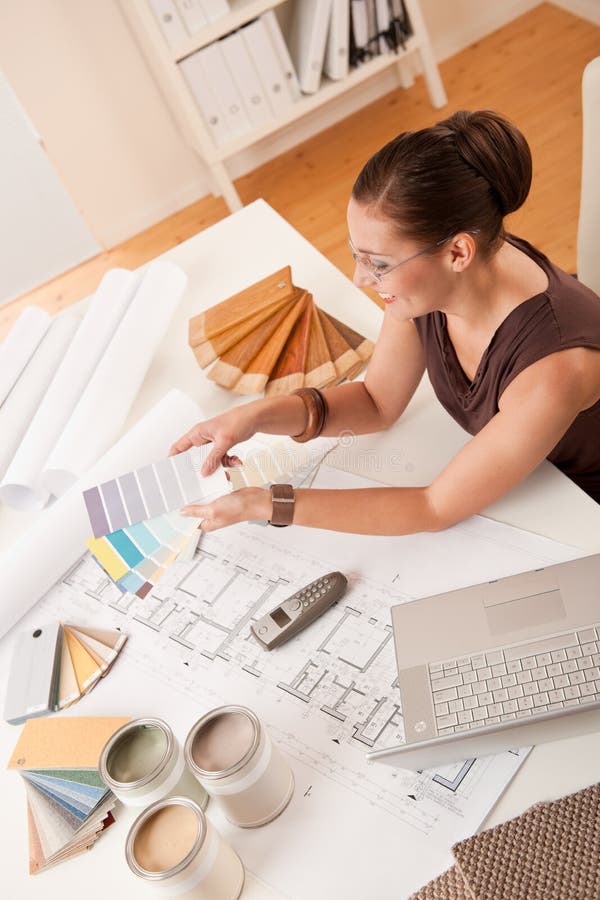 Designer de interior feminin cu specimene color stock images