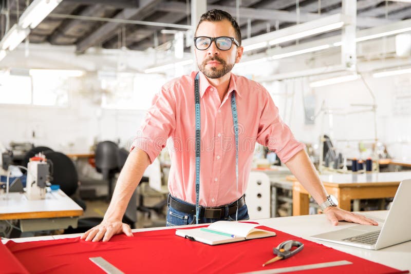 Designer de modă încrezător la locul de muncă stock photography