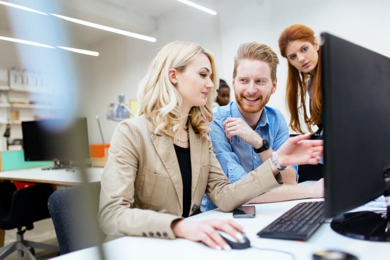 Designer, die im Team im Büro arbeiten lizenzfreies stockbild Designer, die im Team im Büro arbeiten lizenzfreies stockbild