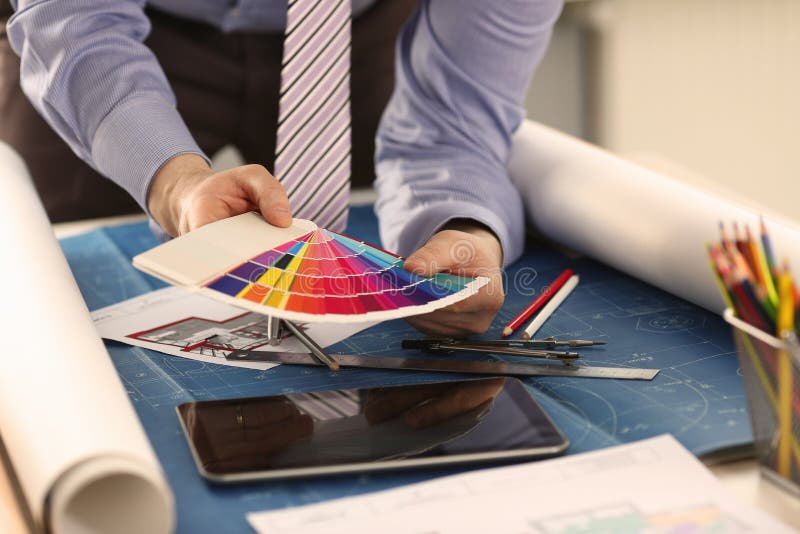 Designer interior care lucrează cu specimene de vopsea color royalty free stock images