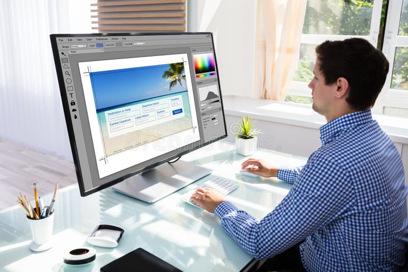 Designer modifica foto nel computer fotografie stock libere da diritti