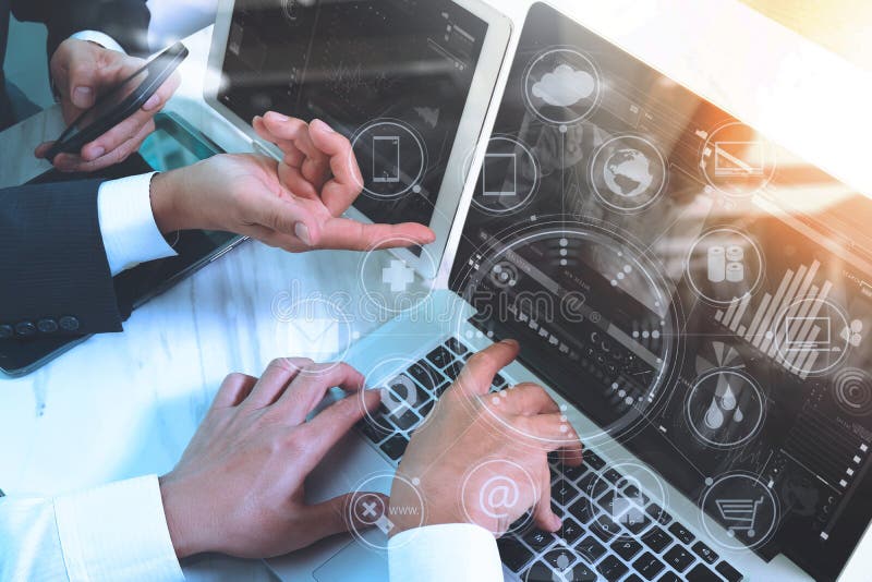 Designer om de afaceri care utilizează plăți mobile prin telefon inteligent pentru cumpărături online comni Channel Digital Pc Tab stock photos