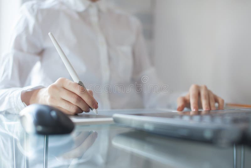 Una mujer disenador gráficos almohadilla computadora portátil.