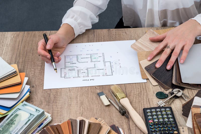 Designer zeichnet ein Hausdesign mit einer Wahl lizenzfreie stockbilder