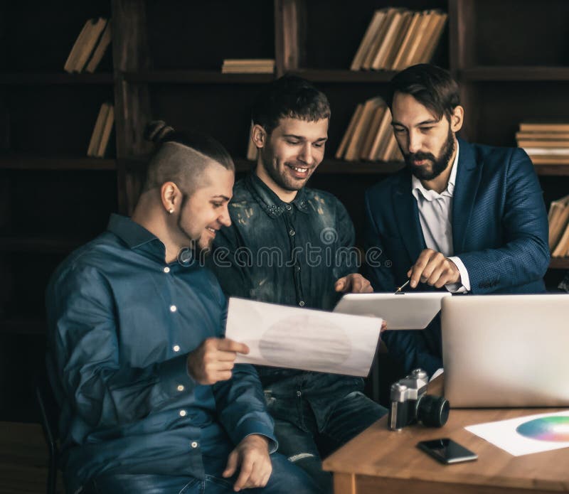 Designteamet diskuterar ett nytt reklamprojekt arkivfoto