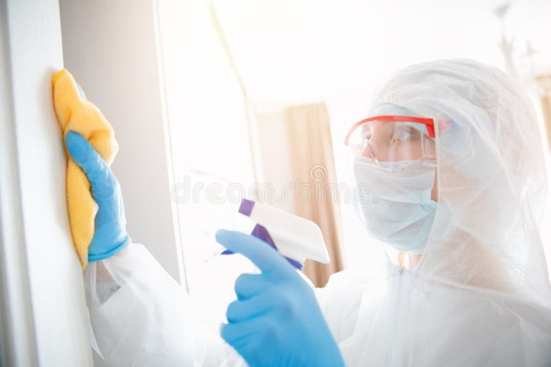 Desinfección y limpieza de la casa de puertas de la infección por virus y microbios con traje bioquímico Protección contra corona