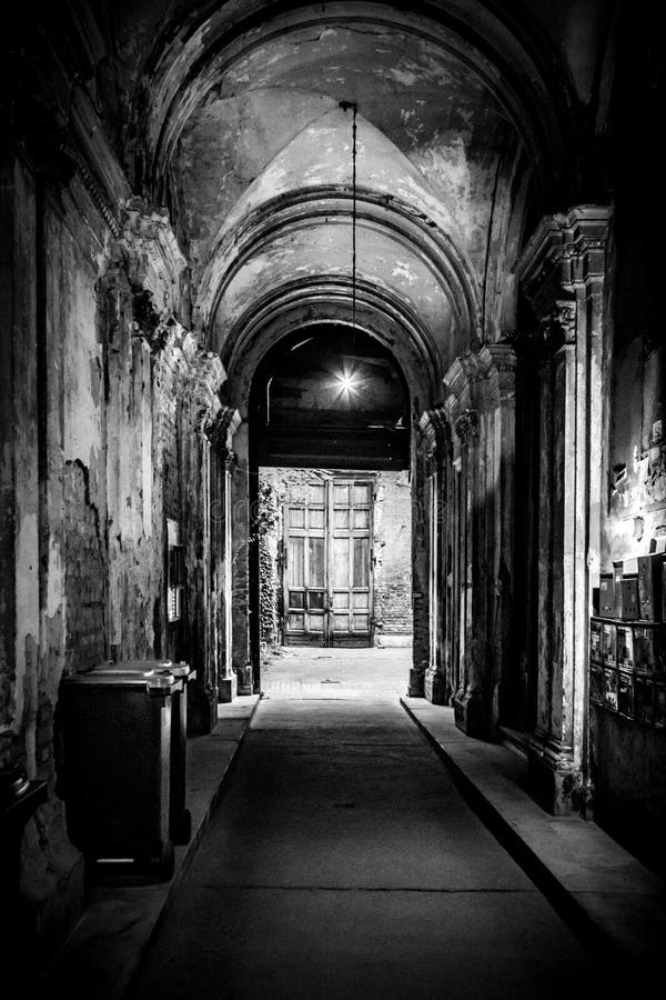 Desintegrando-se, corredor deteriorado da entrada de uma baixa da construção dentro de Budapest, Hungria fotografia de stock royalty free Desintegrando-se, corredor deteriorado da entrada de uma baixa da construção dentro de Budapest, Hungria fotografia de stock royalty free
