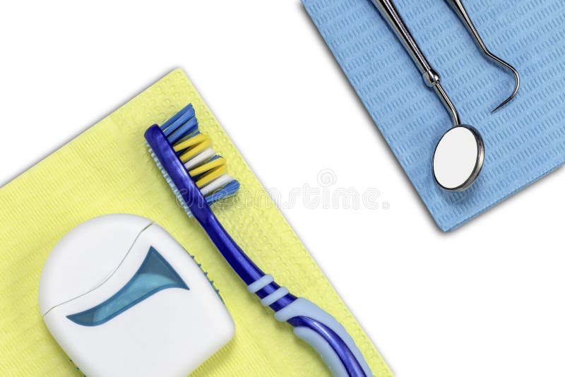 Desk dentista con spazzolino da denti, filo interdentale, sonda dentale e specchio dentista su fondo bianco con spazio fotografic fotografia stock libera da diritti Desk dentista con spazzolino da denti, filo interdentale, sonda dentale e specchio dentista su fondo bianco con spazio fotografic fotografia stock libera da diritti