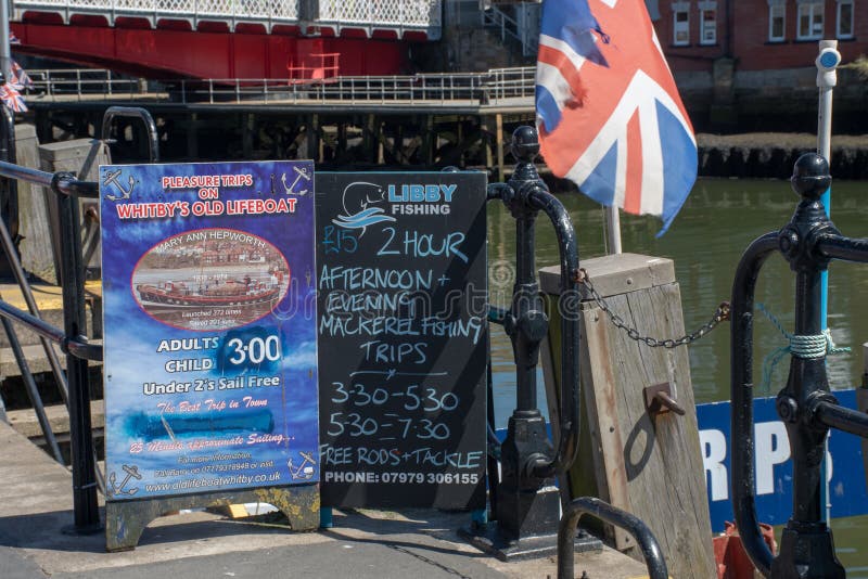 Deski reklamuje połów wycieczki przy nadmorski miasteczkiem Whitby Yorkshire zdjęcie stock Deski reklamuje połów wycieczki przy nadmorski miasteczkiem Whitby Yorkshire zdjęcie stock