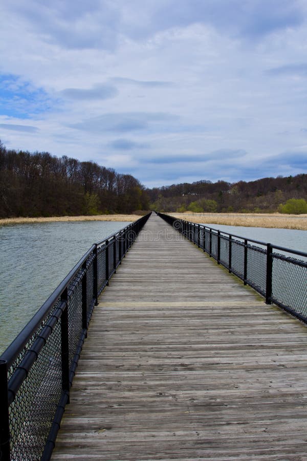 Deskowy spacer przez marshy sekcję Genesee rzeka w Rochester, Nowy Jork obraz stock Deskowy spacer przez marshy sekcję Genesee rzeka w Rochester, Nowy Jork obraz stock