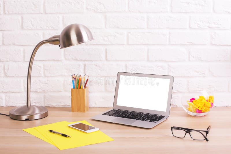 Secretária de escritório criativa com portátil foto de stock royalty free