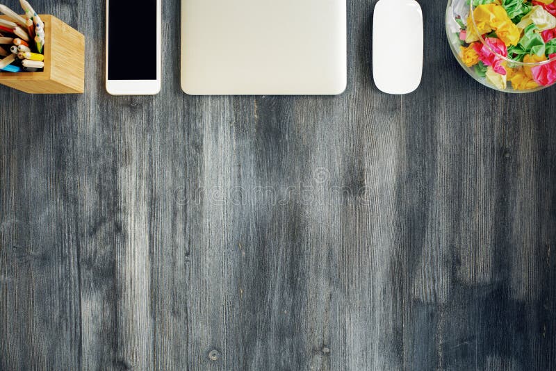 Desktop de madeira com artigos imagem de stock royalty free