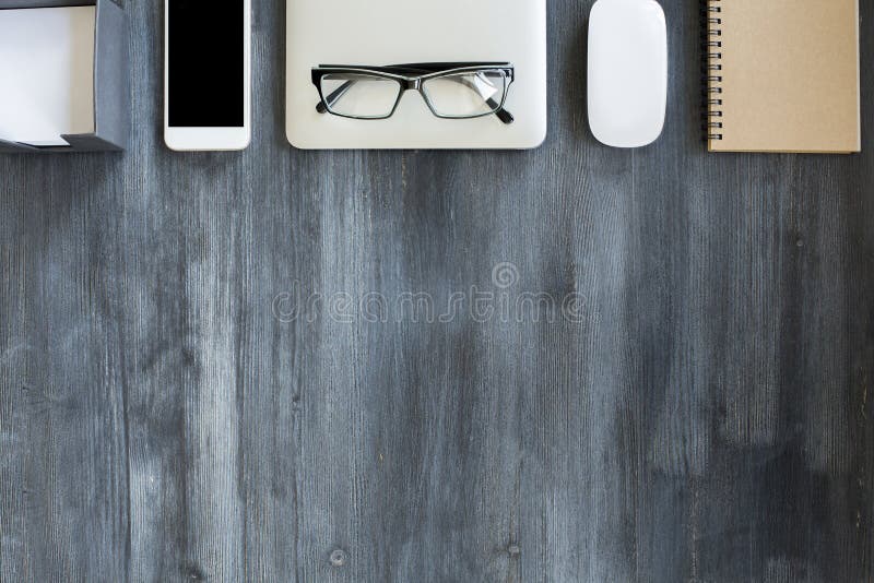 Secretária de madeira com objetos imagem de stock royalty free