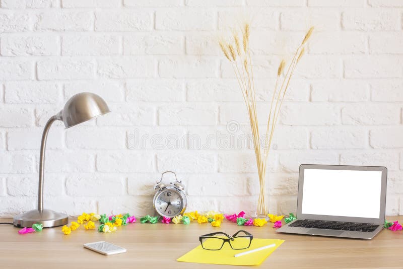 Desktop desarrumado criativo com portátil imagem de stock royalty free