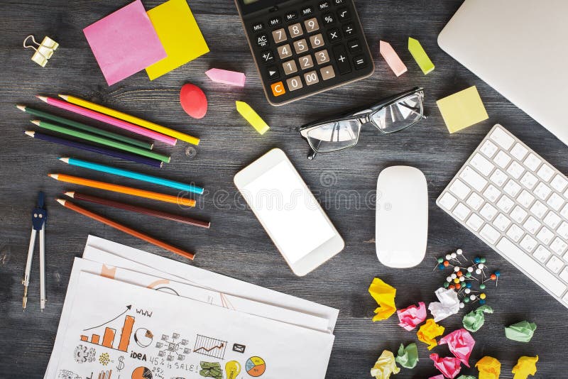 Desktop desarrumado do escritório imagem de stock