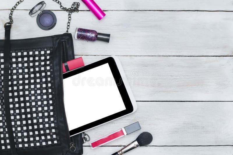 Desktop femminile disegnato - il piano di modo della donna pone gli oggetti su woode fotografia stock Desktop femminile disegnato - il piano di modo della donna pone gli oggetti su woode fotografia stock