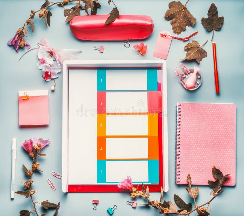 Desktop femminile moderno del Ministero degli Interni nel colore rosa-rosso con i fiori, gli accessori ed il portafoglio del pian fotografia stock libera da diritti Desktop femminile moderno del Ministero degli Interni nel colore rosa-rosso con i fiori, gli accessori ed il portafoglio del pian fotografia stock libera da diritti