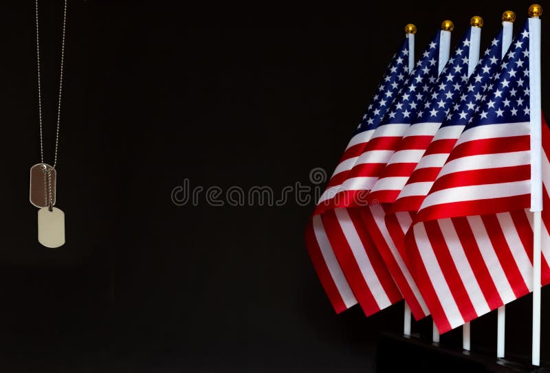 Hình nền ngày của cựu chiến binh với lá cờ Hoa Kỳ và thẻ chó là một biểu tượng đầy ý nghĩa. Nó giúp bạn tôn vinh những người đã phục vụ quân đội Hoa Kỳ, và xác định bản thân trong tinh thần độc lập và tự do.