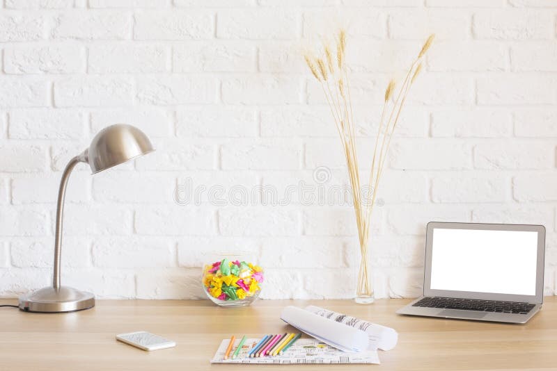 Ambiente de trabalho sobre fundo de tijolo fotografia de stock