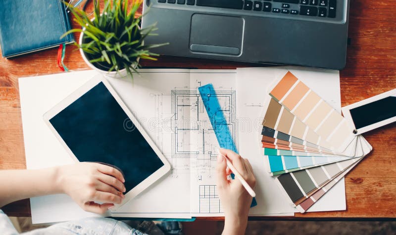 Desktopul proiectantului de interior planul arhitectural al casei paletei colorate. lucru la domiciliu royalty free stock photography