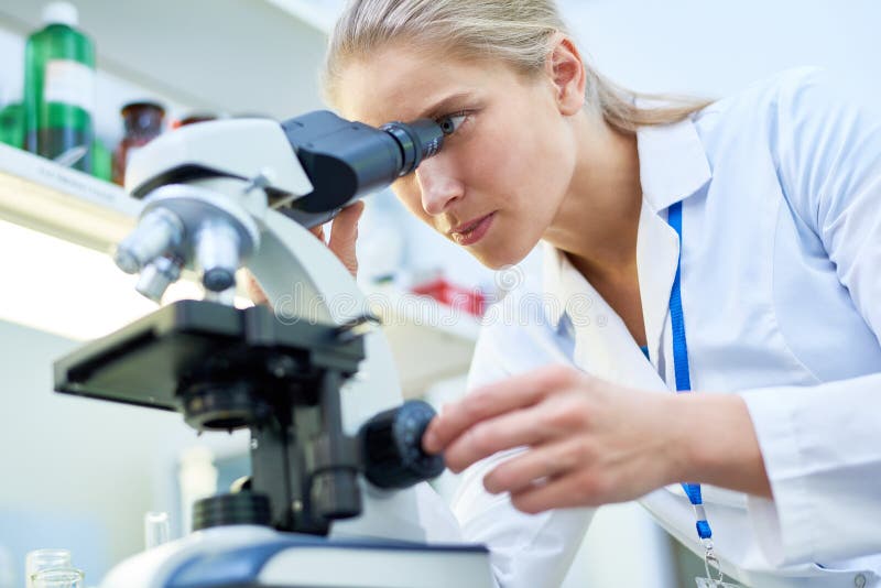 Deskundige wetenschapper die biologische substantie bekijken door microscop royalty-vrije stock fotografie Deskundige wetenschapper die biologische substantie bekijken door microscop royalty-vrije stock fotografie
