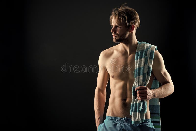 Desnudo derecho del deportista joven hermoso medio con la toalla en el cuello, espacio de la copia fotos de archivo libres de regalías Desnudo derecho del deportista joven hermoso medio con la toalla en el cuello, espacio de la copia fotos de archivo libres de regalías
