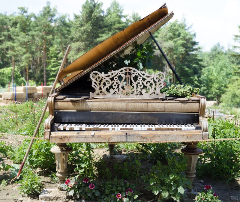 Desolate piano at a garden stock image. Image of desolate - 42861929